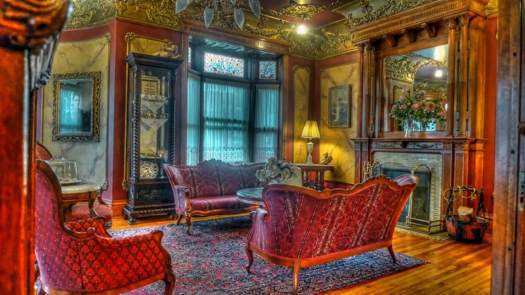 The Redstone Inn And Suites Дабек Экстерьер фото
