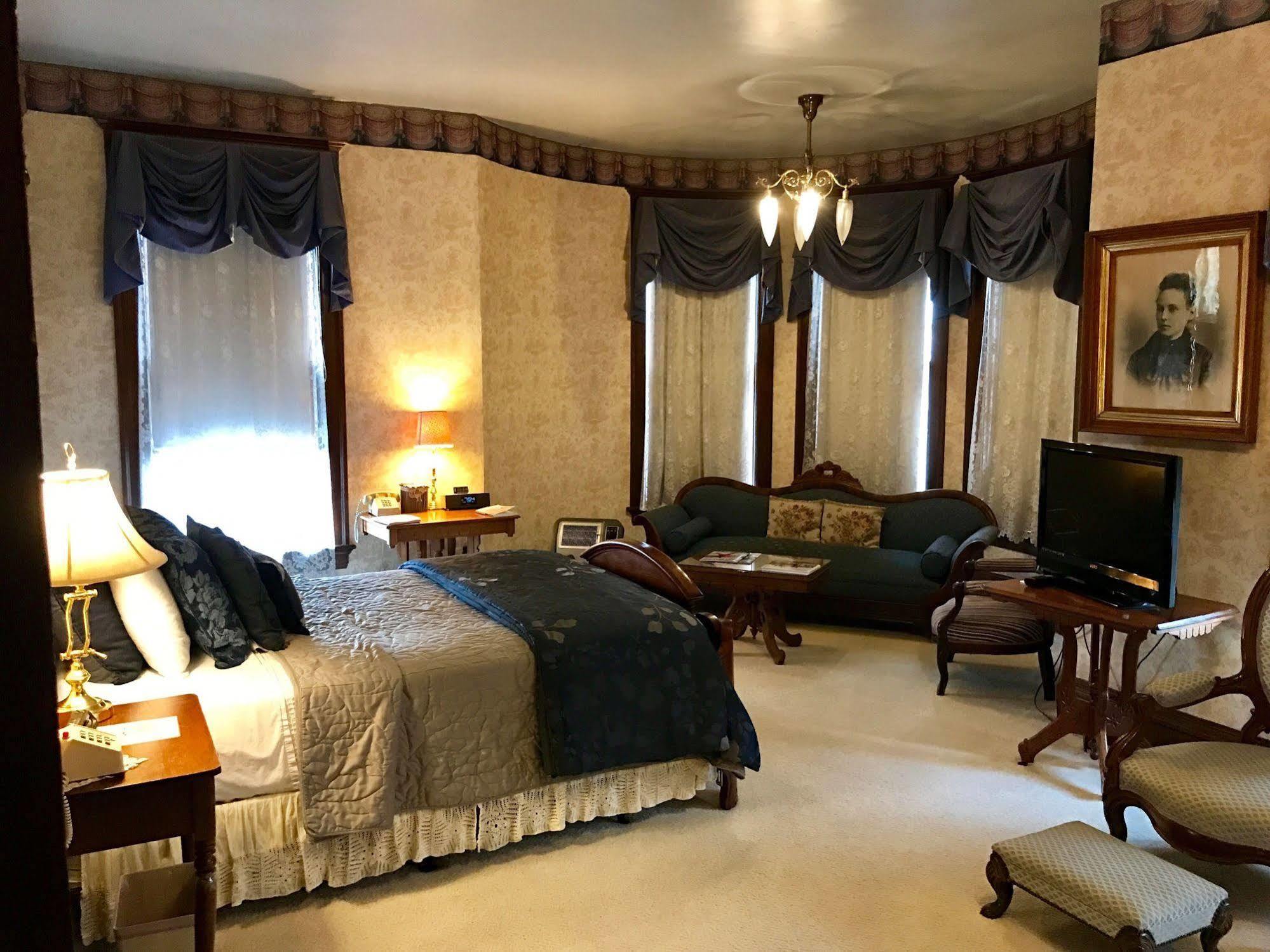 The Redstone Inn And Suites Дабек Экстерьер фото